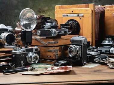 Ahşap bir arka planda eski bir kompozisyon.