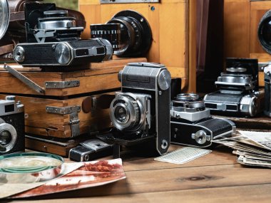 Ahşap bir arka planda eski bir kompozisyon.