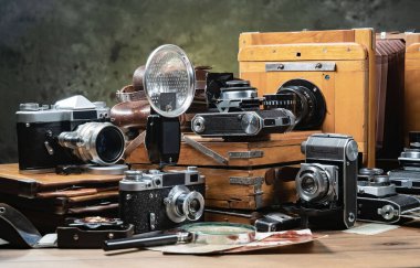 Ahşap bir arka planda eski bir kompozisyon.