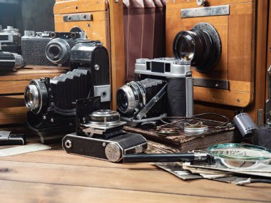 Ahşap bir arka planda eski bir kompozisyon.