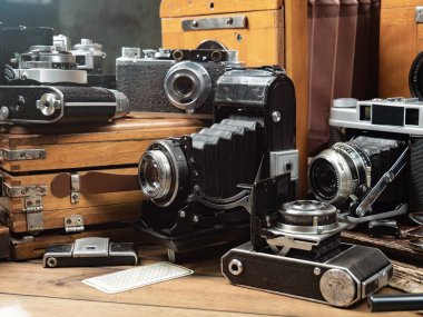 Ahşap bir arka planda eski bir kompozisyon.