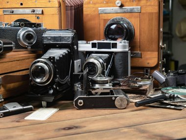 Ahşap bir arka planda eski bir kompozisyon.