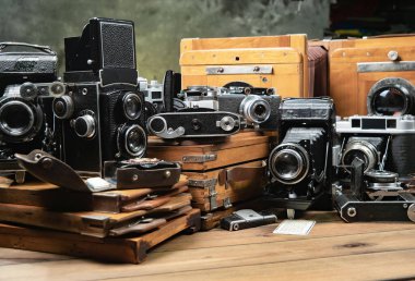 Ahşap bir arka planda eski bir kompozisyon.