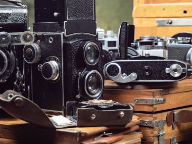 Ahşap bir arka planda eski bir kompozisyon.