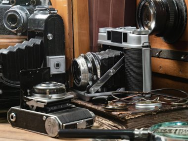 Ahşap bir arka planda eski bir kompozisyon.