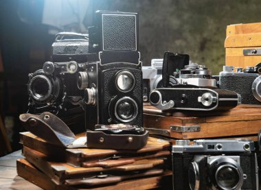 Ahşap bir arka planda eski bir kompozisyon.