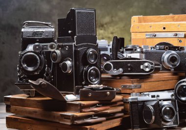 Ahşap bir arka planda eski bir kompozisyon.