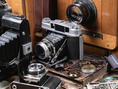 Ahşap bir arka planda eski bir kompozisyon.