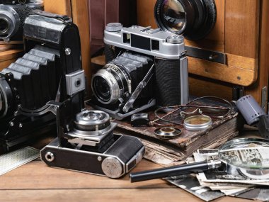 Ahşap bir arka planda eski bir kompozisyon.