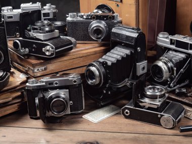 Ahşap bir arka planda eski bir kompozisyon.