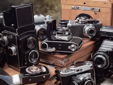 Ahşap bir arka planda eski bir kompozisyon.