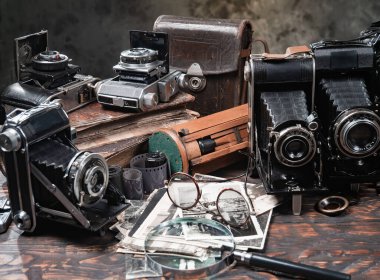 Ahşap bir arka planda eski bir kompozisyon.