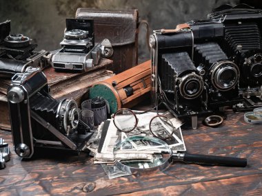 Ahşap bir arka planda eski bir kompozisyon.