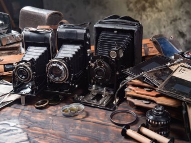 Ahşap bir arka planda eski bir kompozisyon.