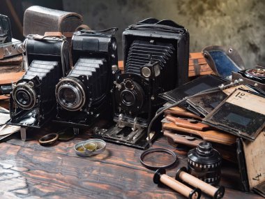 Ahşap bir arka planda eski bir kompozisyon.