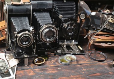 Ahşap bir arka planda eski bir kompozisyon.