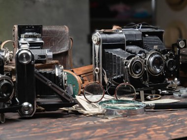 Ahşap bir arka planda eski bir kompozisyon.