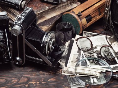 Ahşap bir arka planda eski bir kompozisyon.