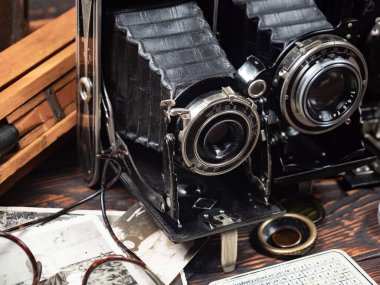 Ahşap bir arka planda eski bir kompozisyon.