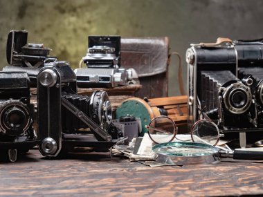 Ahşap bir arka planda eski bir kompozisyon.