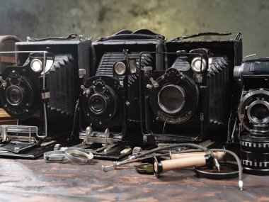 Ahşap bir arka planda eski bir kompozisyon.