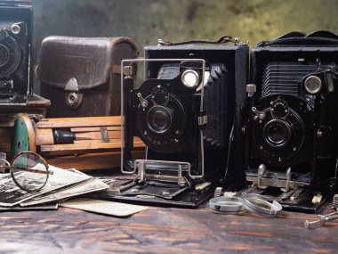 Ahşap bir arka planda eski bir kompozisyon.