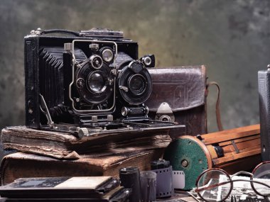 Ahşap bir arka planda eski bir kompozisyon.