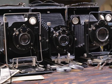 Ahşap bir arka planda eski bir kompozisyon.