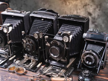 Ahşap bir arka planda eski bir kompozisyon.