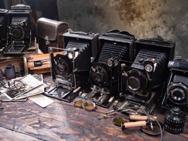 Ahşap bir arka planda eski bir kompozisyon.