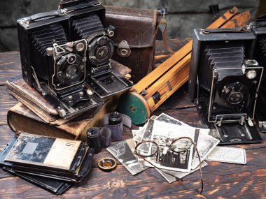 Ahşap bir arka planda eski bir kompozisyon.