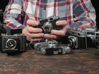 Ahşap bir arka planda eski bir kompozisyon.