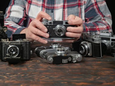 Ahşap bir arka planda eski bir kompozisyon.