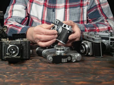 Ahşap bir arka planda eski bir kompozisyon.