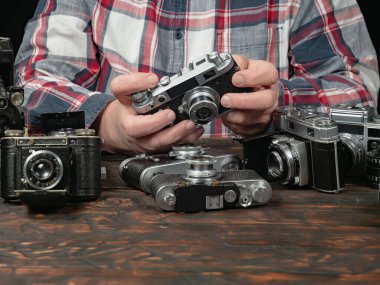 Ahşap bir arka planda eski bir kompozisyon.