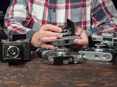 Ahşap bir arka planda eski bir kompozisyon.