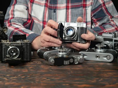 Ahşap bir arka planda eski bir kompozisyon.