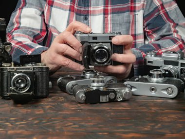 Ahşap bir arka planda eski bir kompozisyon.