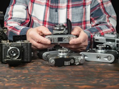 Ahşap bir arka planda eski bir kompozisyon.