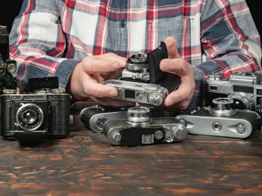 Ahşap bir arka planda eski bir kompozisyon.