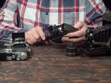 Ahşap bir arka planda eski bir kompozisyon.