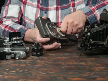 Ahşap bir arka planda eski bir kompozisyon.