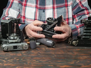 Ahşap bir arka planda eski bir kompozisyon.