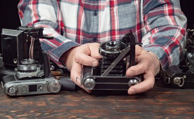 Ahşap bir arka planda eski bir kompozisyon.