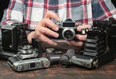 Ahşap bir arka planda eski bir kompozisyon.