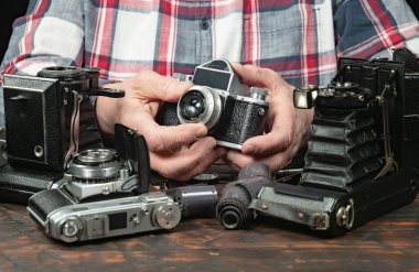 Ahşap bir arka planda eski bir kompozisyon.