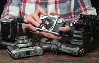 Ahşap bir arka planda eski bir kompozisyon.