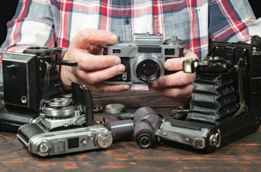 Ahşap bir arka planda eski bir kompozisyon.