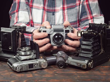 Ahşap bir arka planda eski bir kompozisyon.