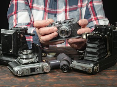 Ahşap bir arka planda eski bir kompozisyon.